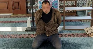 İçki ile camiye girip Kur’an tekmeledi