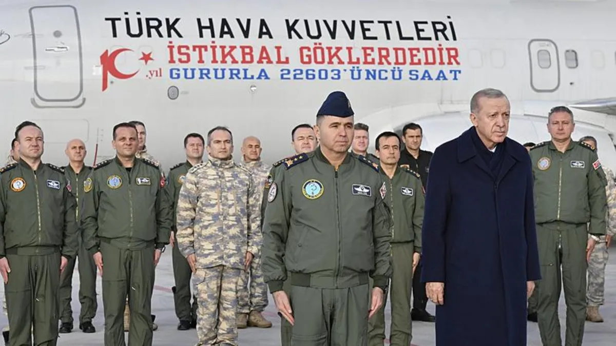Başkan Erdoğan'dan Türk Yıldızları'na ziyaret! Askeri uçakta incelemelerde bulundu