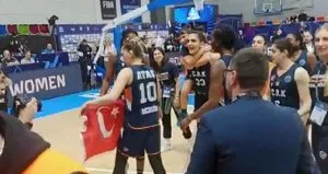 Prag’da Türk bayraklı sevince müdahale!