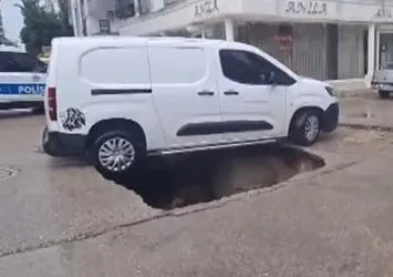 Şiddetli yağış sonrası yol çöktü