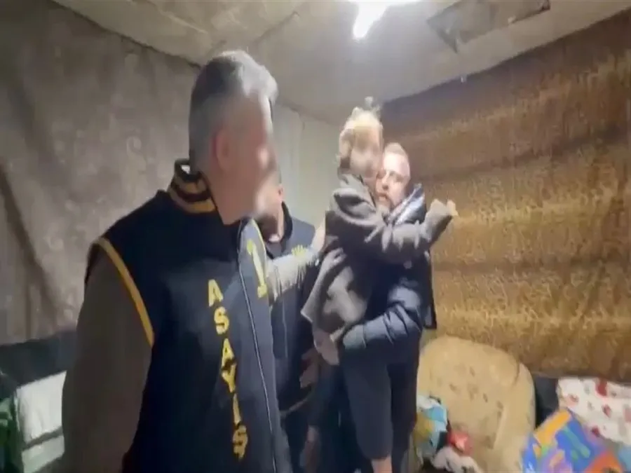 anneye-yurek-burkan-soru-ayni-dili-konusmuyoruz-nasil-anlasacagiz-1773905420891.jpeg Küçük çocuk polis operasyonu ile kurtarıldı. (DHA)