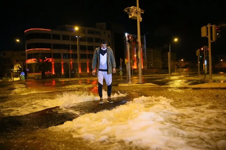 İzmir Buca’da caddeler göle döndü!