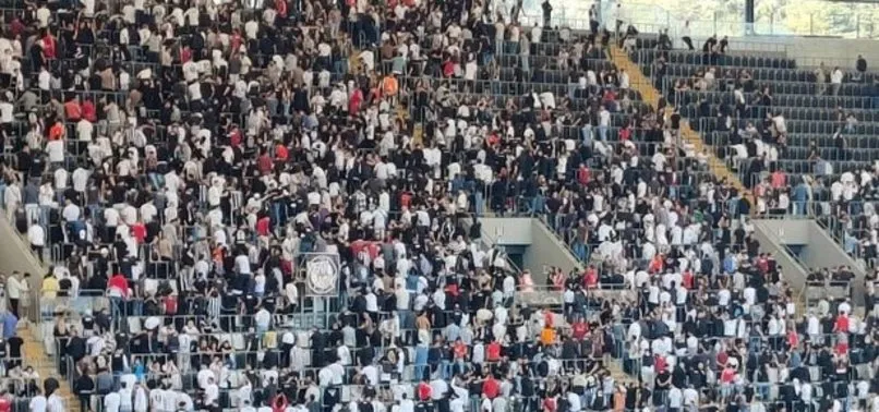 Beşiktaş tribünlerinden yönetime protesto! Sırtlarını döndüler Beşiktaş tribünlerinden yönetime protesto! Sırtlarını döndüler
