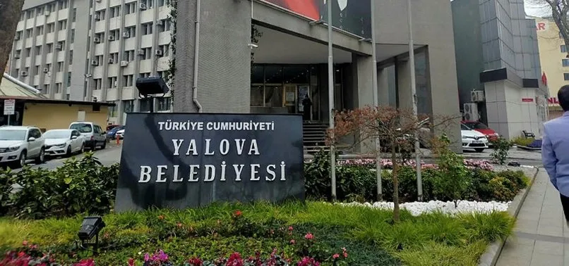 MUSTAFA TUTUK'TAN YALOVA BELEDİYESİ'NİN GİRİŞİNE DİKKAT ÇEKEN YAZI