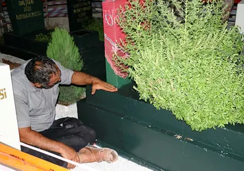 Oğlunun mezarının başında yatıp kalkıyor