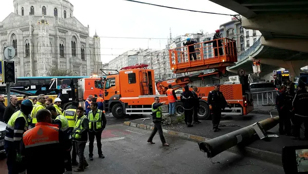 Aksaray'da halk otobüsü tramvay hattına girdi! - 1