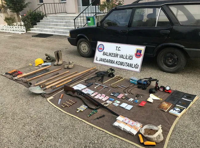 Balıkesir'de SİT alanında kazı yapan 4 kişi yakalandı - 1