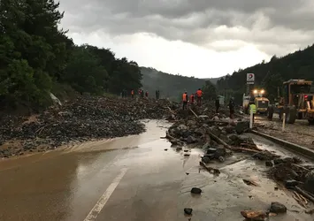 Bursa'da sağanak ve sel yol kapattı