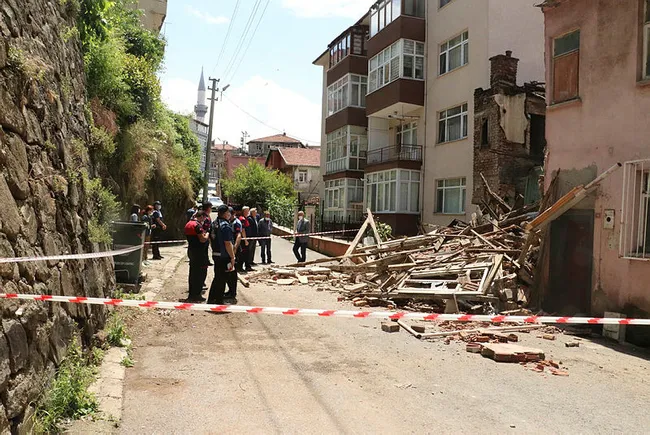 zonguldakta-2-katli-metruk-bina-coktu-yol-ulasima-kapandi-1623932911755.jpg Zonguldak’ta 2 katlı metruk bina çöktü! Yol ulaşıma kapandı - 1