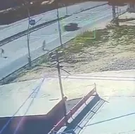Köpeklerden kaçan çocuğa araba çarptı!