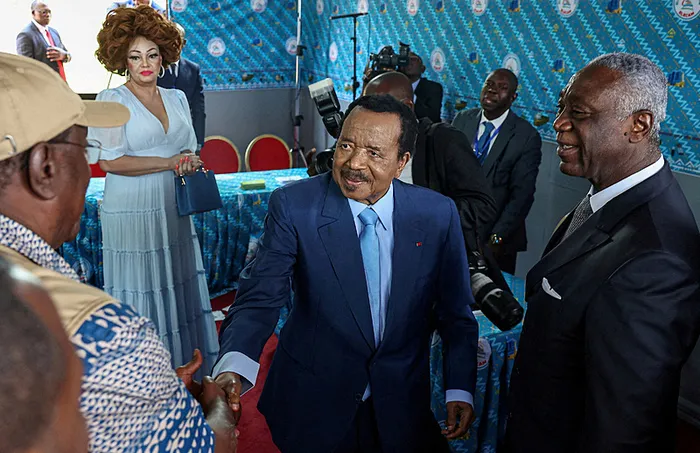 kamerunda-92-yasindaki-devlet-baskani-paul-biya-yeniden-secildi-ulkede-protestolar-patladi-1761564687972.jpg Paul Biya, oyunun kullanmasının ardından destekçileri tarafından takdir ediliyor (REUTERS)