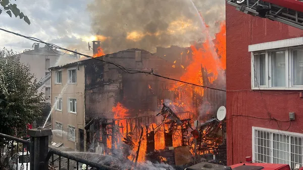 Son dakika: Beykoz'da 2 katlı ahşap evde yangın çıktı - 1