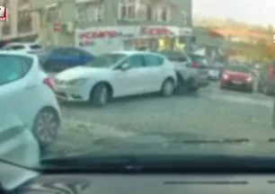 Aracına çarpan otomobilin sürücüsünü darbeden kişi kamerada