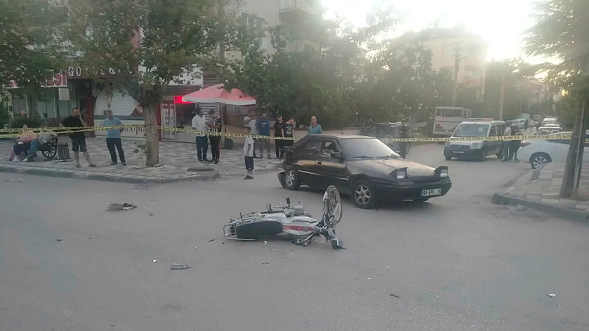 Otomobille çarpışan motosikletteki 2 genç ağır yaralandı