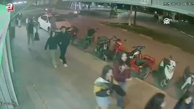 Park halindeki motosikletlere çarptı