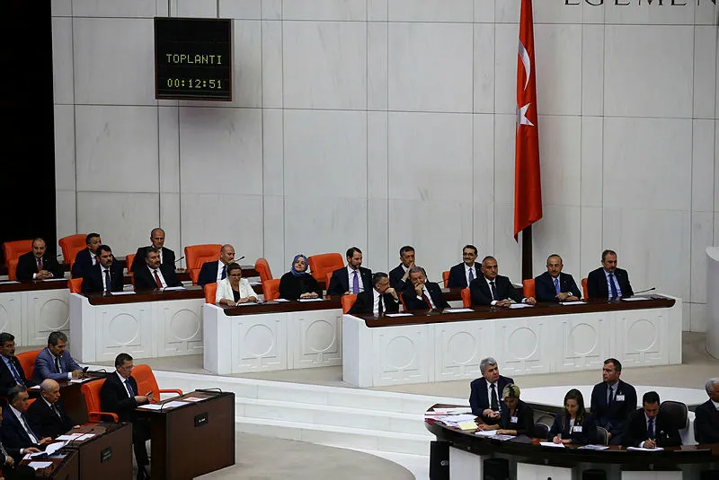 Yeni bakanlar Meclis'te yemin etti