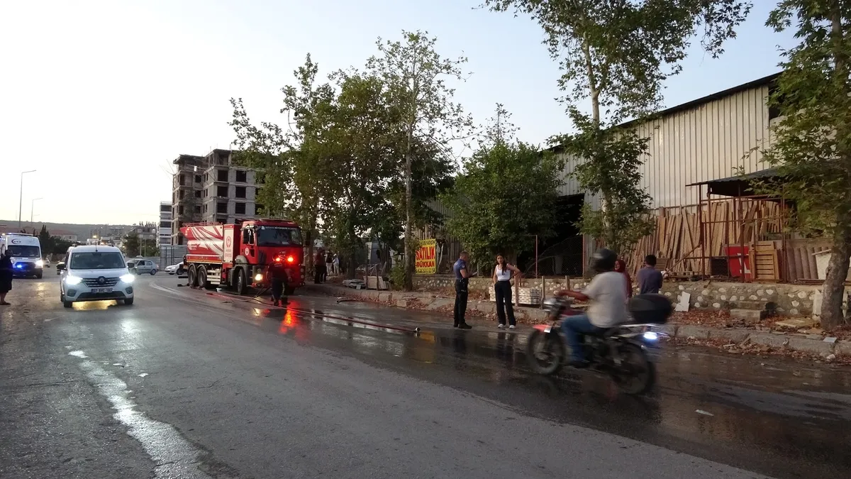 Antalya’da mobilya atölyesinde çıkan yangın büyümeden söndürüldü