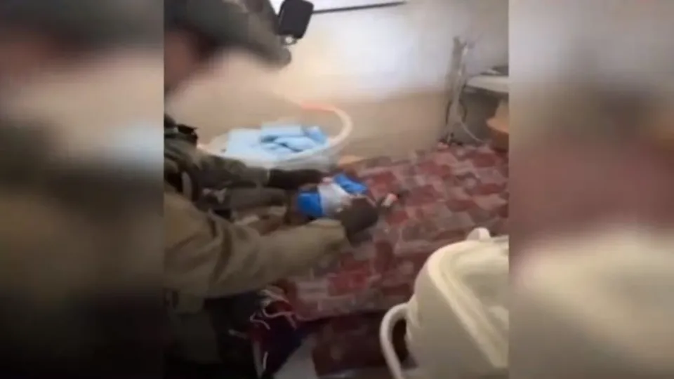 Katil İsrail’den hastanede silah tiyatrosu