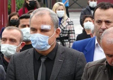 Okulu kapısını kapatan kız öğrenciye müdahale eden müdüre dayak! - 1
