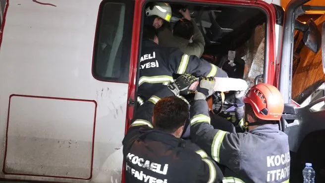 Kocaeli’nde TEM Otoyolu Gültepe Tüneli'nde feci kaza: 3 kamyon birbirine girdi
