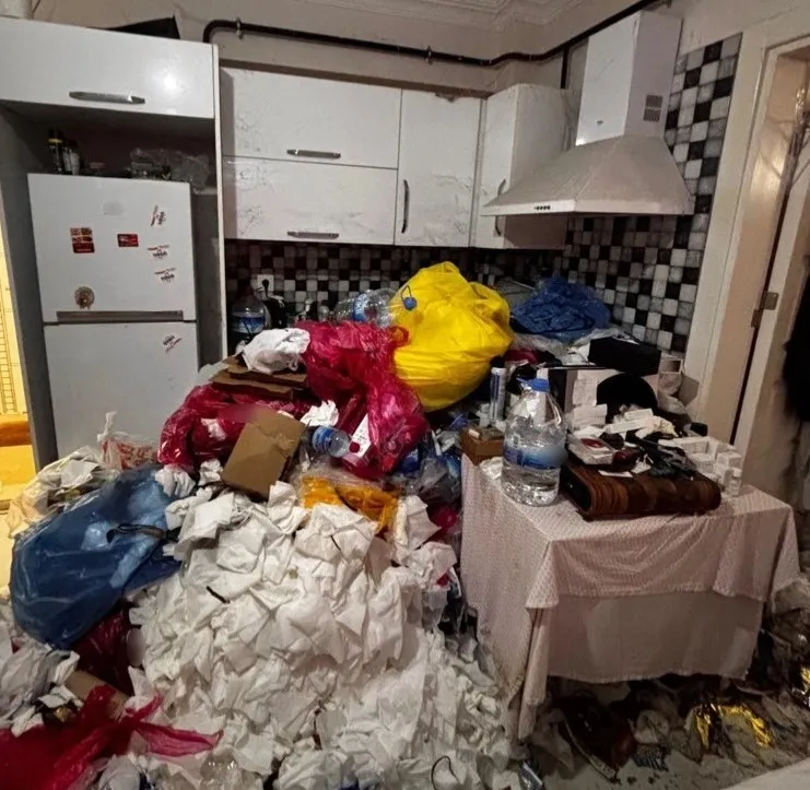 Kötü koku ihbarı gerçeği ortaya çıkardı! Hemşirenin evinde çöpler tavana ulaştı - 1