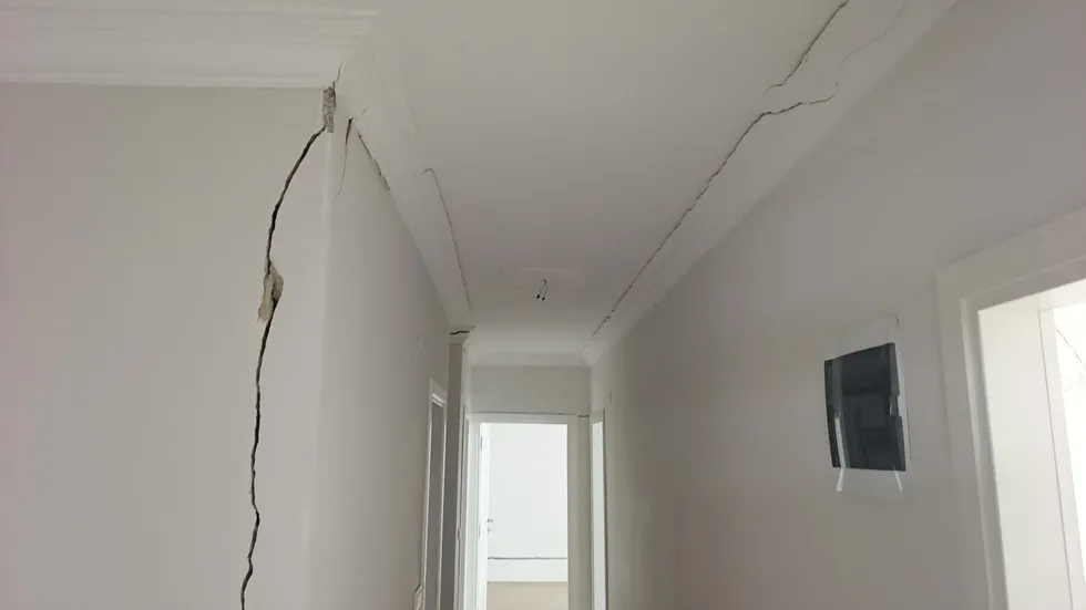 Çatlaklardan ışık görülen apartmanda korku dolu yaşam - 5