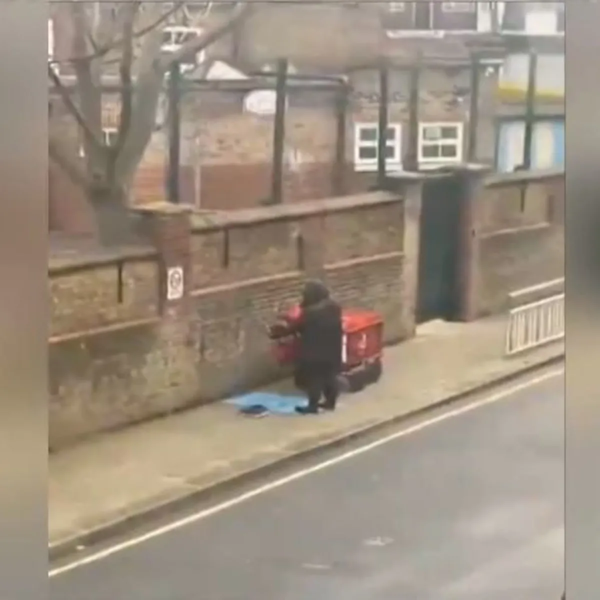 İngiltere'de gönülleri fetheden görüntü! Namaz kılan postacıya hayran kaldı: