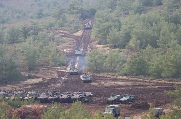 Yunanistan ateşle oynuyor! Ege’de yeni tahrik: Rodos ve Midilli’de saldırı helikopterleri, tankçı ve topçu birlikleri...