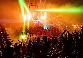1300 kişiyle koronavirüs deneyi: Şarkı söyleyip çığlık atmaları istendi
