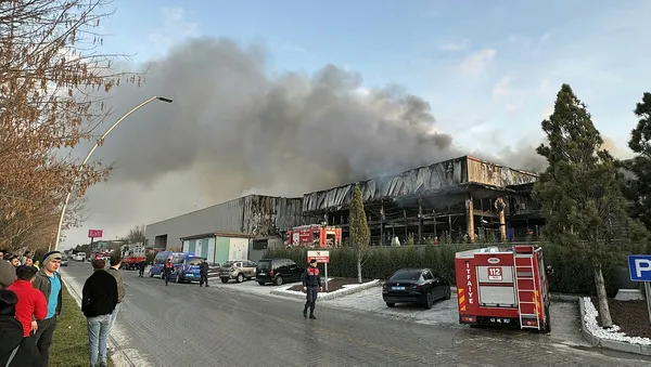 kutahyada-fabrika-yangini-cok-sayida-ekip-sevk-edildi-1704179433550.jpg Kütahya'da fabrika yangını: Çok sayıda ekip sevk edildi - 1