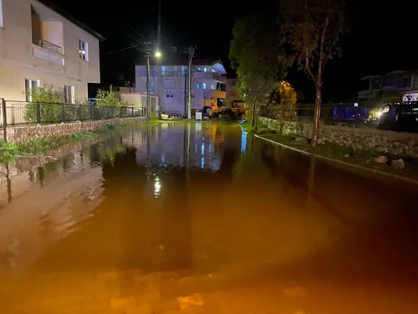 1640927626797.jpg Bozburun sular altında kaldı CHP'li Marmaris Belediye Başkanı Mehmet Oktay keyfini bozmadı! - 1