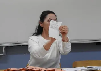 Oylar eşit çıkınca muhtar kura ile belirlendi