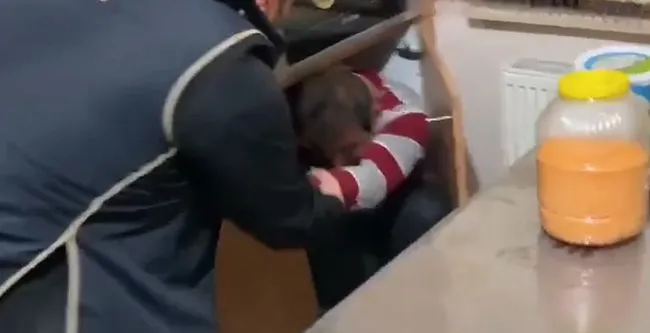 6 yıl kesinleşmiş cezası bulunan FETÖ’cü mutfak dolabından çıktı