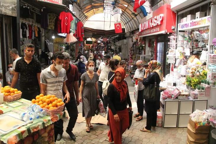 1589894491228.jpg Hatay'da kısıtlama öncesi tarihi çarşı hareketlendi - 4