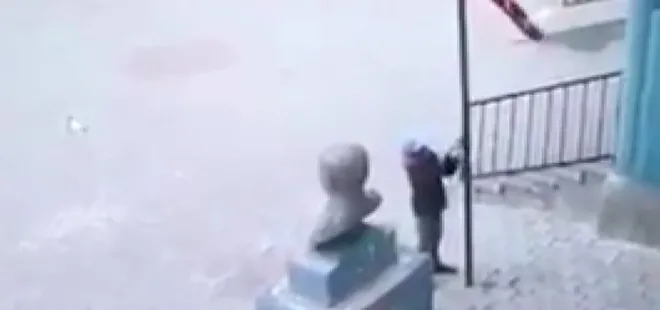 Ağrılı çobandan yürekleri ısıtan hareket! Yarıya inen Türk bayrağını göndere çekti