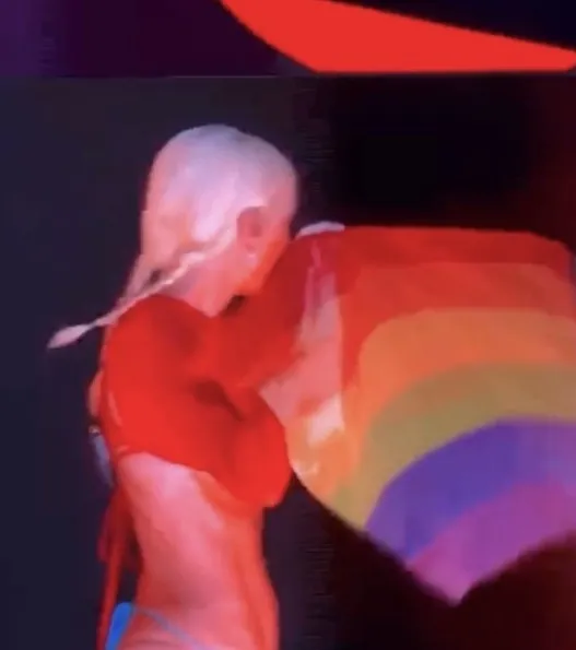 gulsenin-skandallarina-bir-yenisi-daha-eklendi-konserinde-lgbt-bayragi-acip-hayranlarina-cikisti-1660374649965.jpg Gülşen’in skandallarına bir yenisi daha eklendi! Konserinde LGBT bayrağı açıp hayranlarına çıkıştı - 2