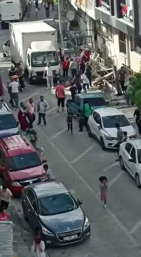 istanbulda-komsularin-savasi-kadinlar-arasinda-basladi-erkekler-de-dahil-oldu-1661160751180.jpg İstanbul’da komşuların savaşı! Kadınlar arasında başladı erkekler de dahil oldu - 3
