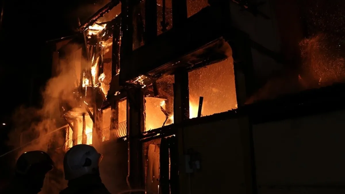 Sarıkamış’ta yangın! Diğer yapılara da sıçradı: 2 ev yandı