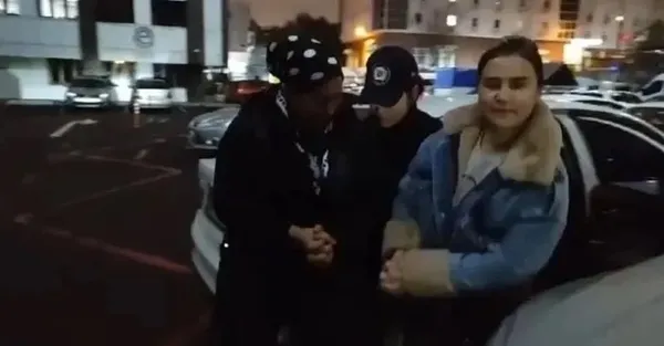 1701726606003.jpeg Dilan Polat’ın Özbekistan uyruklu çalışanın keyfi yarım kaldı! Akrabalarıyla evi işgal ettiği iddia edilmişti: Önce gözaltı sonra sınır dışı - 3