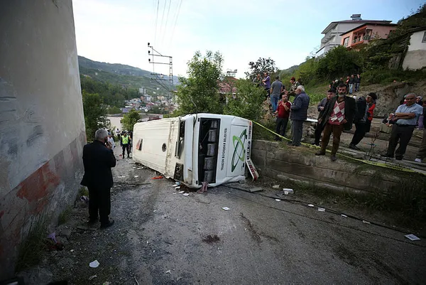 trabzonda-yolcu-otobusu-sarampole-devrildi-cok-sayida-olu-ve-yarali-var-1683218506716.jpg Trabzon'da yolcu otobüsü şarampole devrildi! Çok sayıda ölü ve yaralı var... - 1