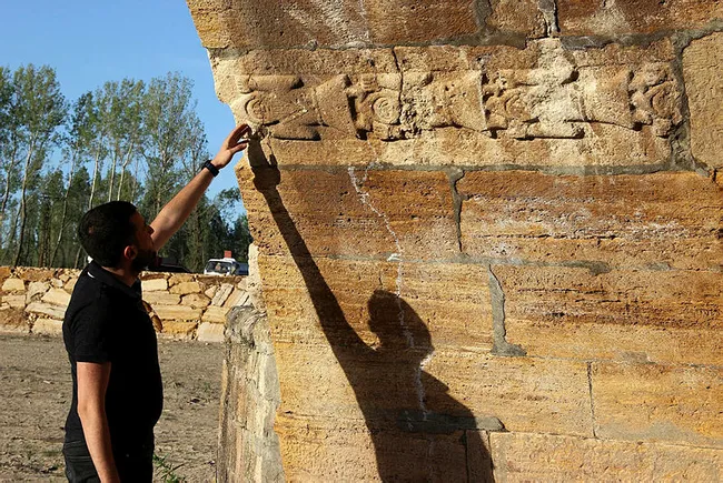 Sivas’taki 2 bin yıllık köprü motifleriyle dikkat çekiyor