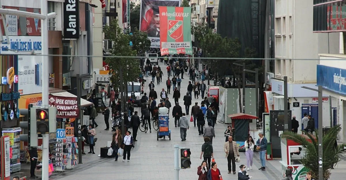 Izmir Karsiyaka Carsisi Nda Pes Dedirten Goruntuler Evde Kal Cagrisina Kulak Asmadilar