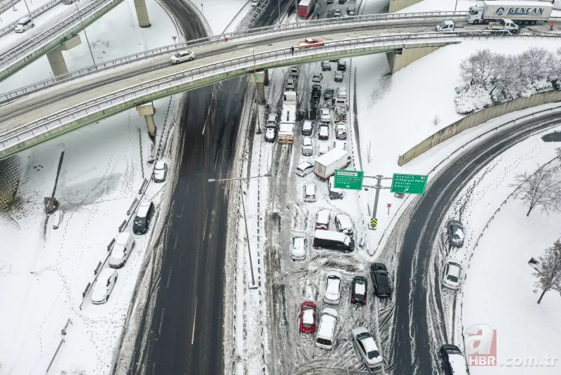 İstanbul’un kara günleri! İBB karla mücadelede yetersiz kaldı | A Haber ekibi kar mesaisinde 24
