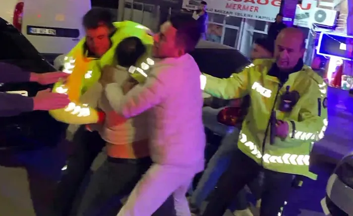 aksarayda-polise-tekmeli-saldiri-3-supheli-gozaltina-alindi-1761806805910.jpeg Alkollü sürücü ve yakınları trafik polisine saldırdı (DHA)