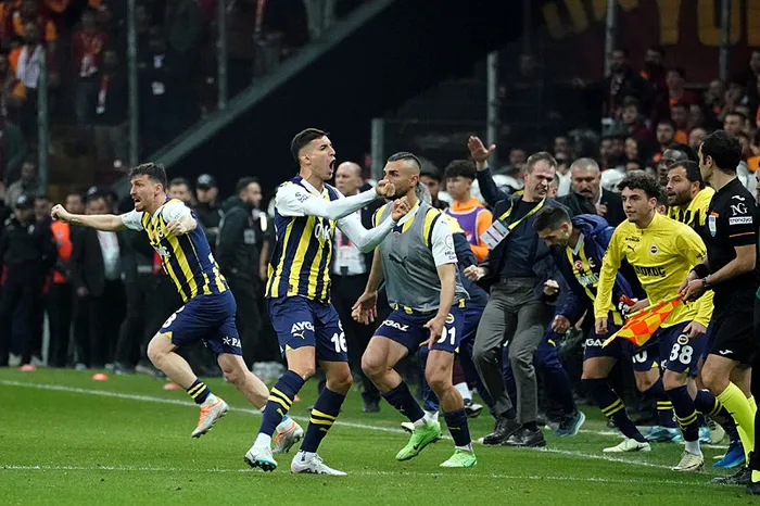 rams-parkta-10-kisilik-zafer-fenerbahce-galatasaray-karsisinda-hata-yapmadi-sampiyonluk-dugumunde-son-90-1716144897577.jpg Rams Park'ta 10 kişilik zafer! Fenerbahçe Galatasaray karşısında hata yapmadı | Şampiyonluk düğümünde son 90 - 6