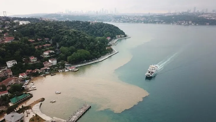 İstanbul Boğazı'na çamurlu su aktı! Havadan böyle görüntülendi