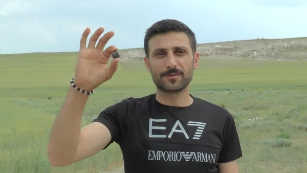 kayseride-soke-eden-olay-tatil-icin-gittigi-koyunde-gezerken-tarlada-goktasi-buldu-1655886163220.jpg Kayseri’de şoke eden olay! Tatil için gittiği köyünde gezerken tarlada göktaşı buldu - 1