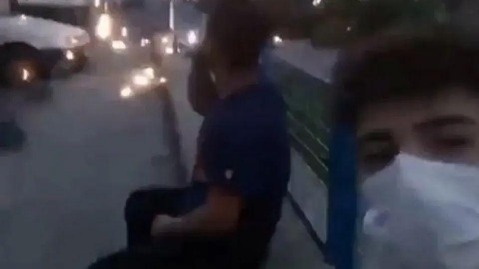 Tehlikeli selfie! Patlamalara aldırış etmeden çekirdek yiyip...