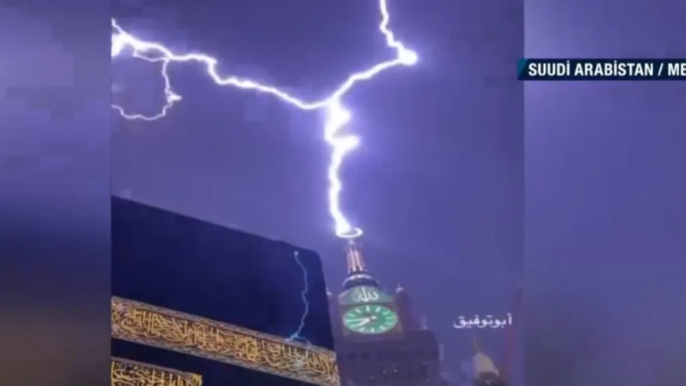 Kabe’de şiddetli yağış ve fırtına! Müslümanlar tavaf sırasında zor anlar yaşadı