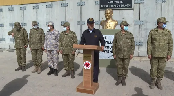 son-dakika-bakan-akar-sinirin-sifir-noktasinda-mehmetcikin-bayramini-kutladi-1620905068576.jpg Son dakika: Bakan Akar sınırın sıfır noktasında! Mehmetçik'in bayramını kutladı - 5